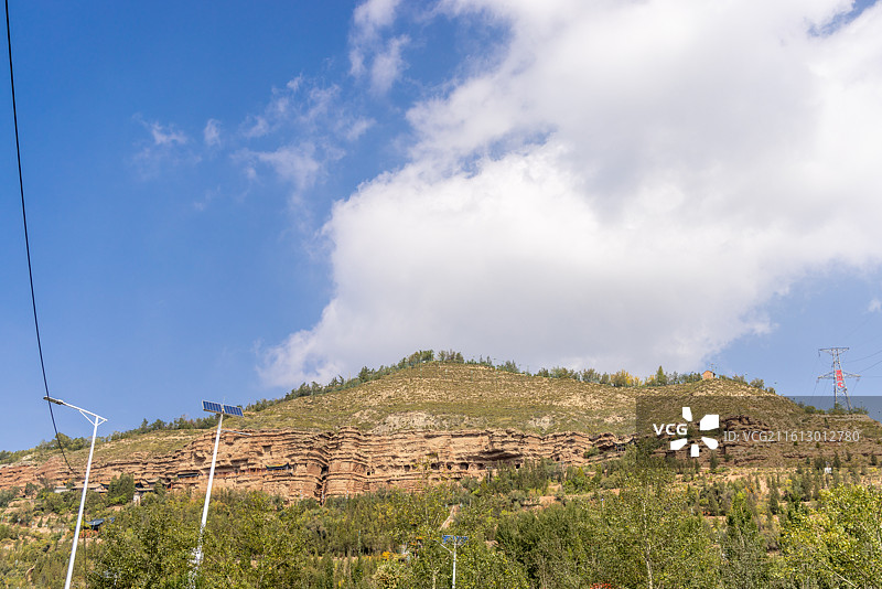 青海西宁北山（凤凰山北麓）的土楼观崖壁上的九窟十八洞摩崖石刻图片素材