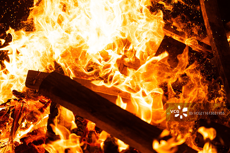 熊熊烈火篝火晚会延烧的柴火图片素材