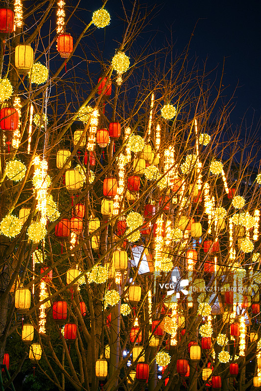 上海龙华寺新年灯笼夜景亮灯年味氛围图片素材