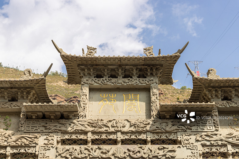 青海西宁北山（凤凰山北麓）的土楼观入口石牌楼图片素材