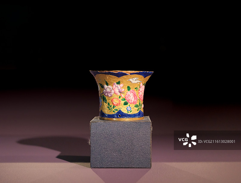 “玫瑰与夜莺”纹水烟壶顶饰，伊朗19世纪，浦东美术馆“图案的奇迹”图片素材