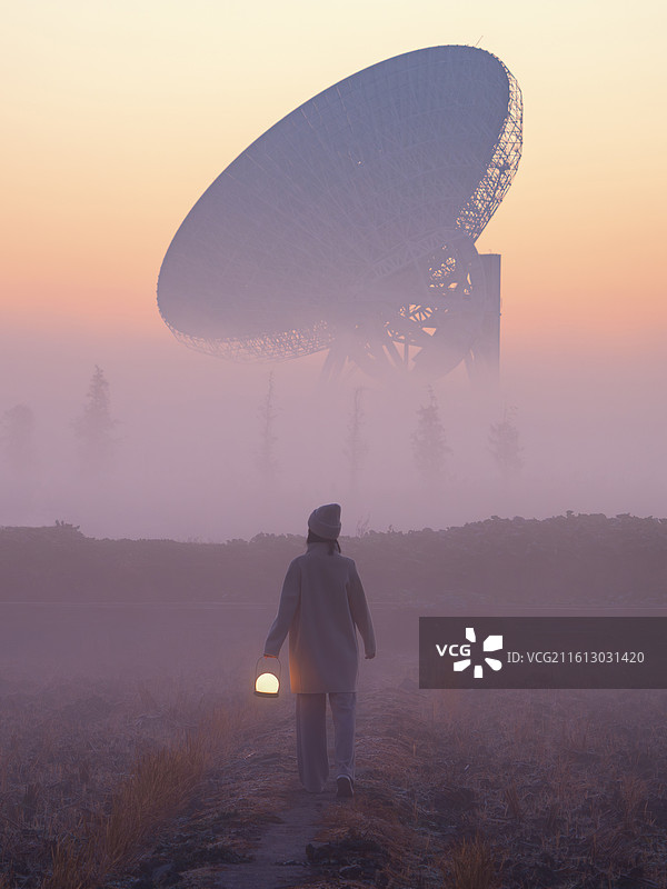 冬季晨雾中的上海天马射电天文望远镜和提着露营灯的女孩背影图片素材