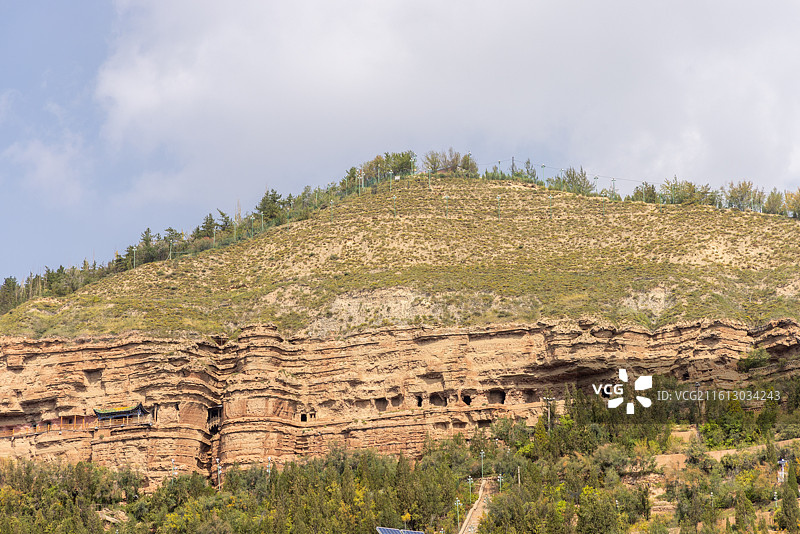 青海西宁北山（凤凰山北麓）的土楼观崖壁上的九窟十八洞摩崖石刻图片素材