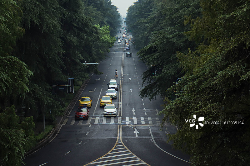 南京午朝门城墙俯瞰城市街道图片素材