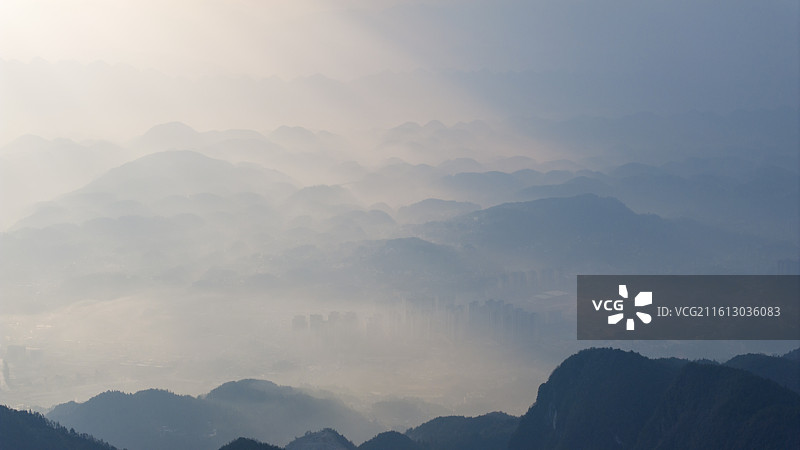 晨光穿透云层照耀山林，丁达尔光图片素材