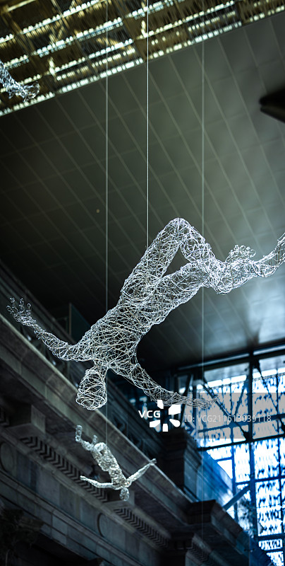 新加坡室内空间悬挂的白色网状艺术装置，抽象线条与工业建筑交织，展现当代艺术的空间美学。图片素材
