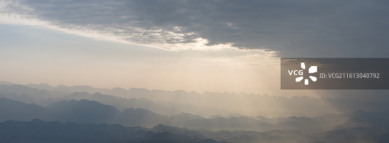晨光穿透云层照耀山林，丁达尔光图片素材