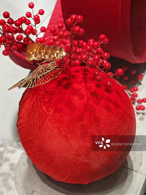 红灯映竹 竹枝挑着红灯笼，光裹着叶缝漏下来。映影在青砖上晃成碎金，连檐角的风都浸着暖融融的古意图片素材