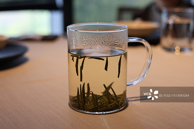 暖色背景下的一杯绿茶图片素材