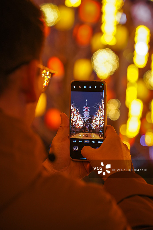 上海龙华寺新年灯笼夜景亮灯年味氛围图片素材