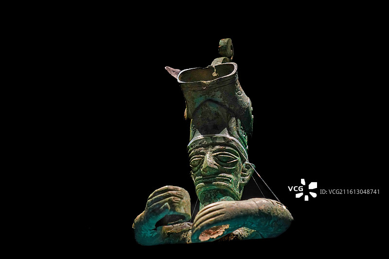 铜兽首冠人像（商），1986年四川广汉三星堆遗址二号坑出土图片素材