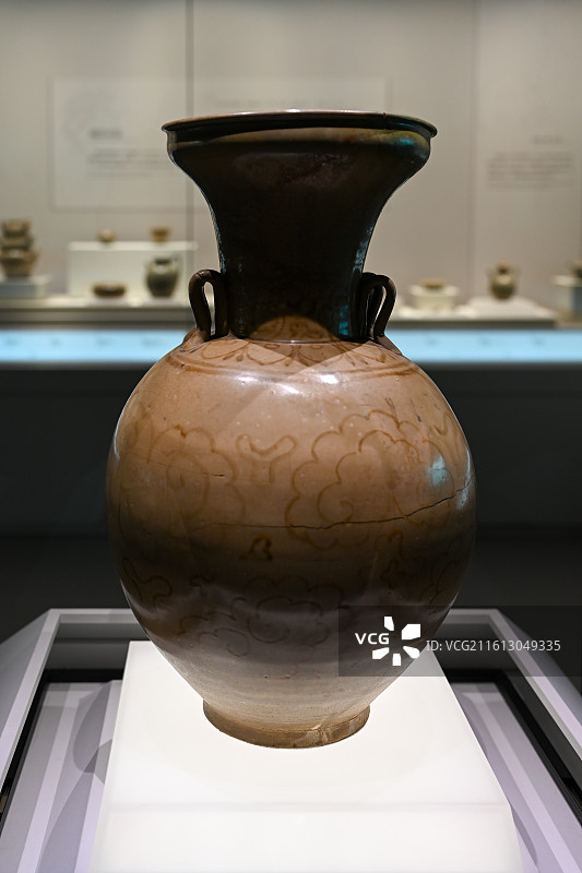 五代越窑青瓷褐彩云纹罂（浙江省博物馆之江馆藏）图片素材