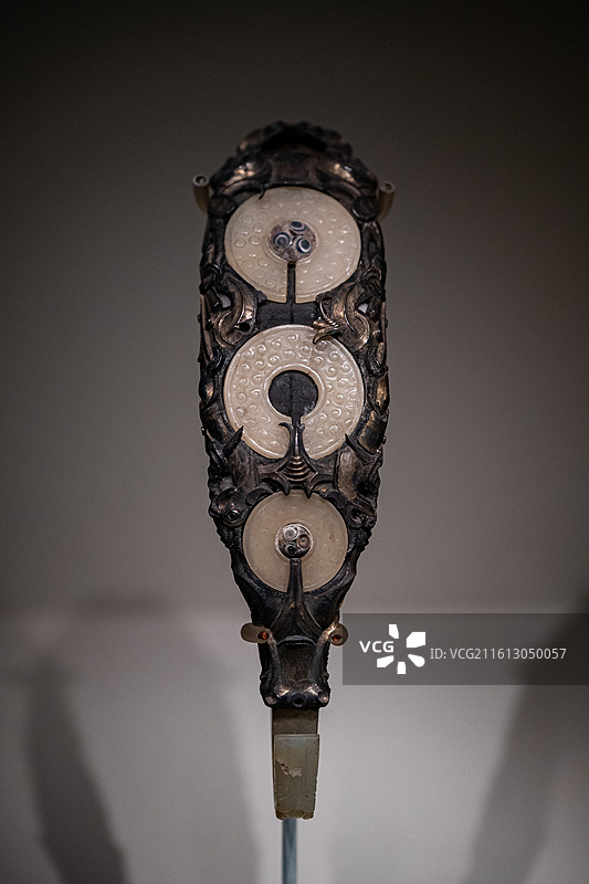 国家博物馆 战国 魏 鎏金嵌玉镶琉璃银带钩 1951年河南辉县出土 禁止出境文物图片素材