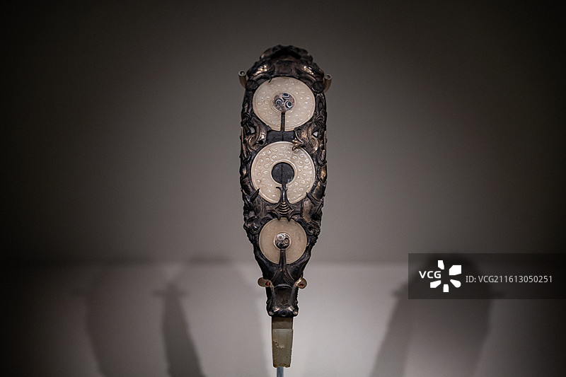 国家博物馆 战国 魏 鎏金嵌玉镶琉璃银带钩 1951年河南辉县出土 禁止出境文物图片素材