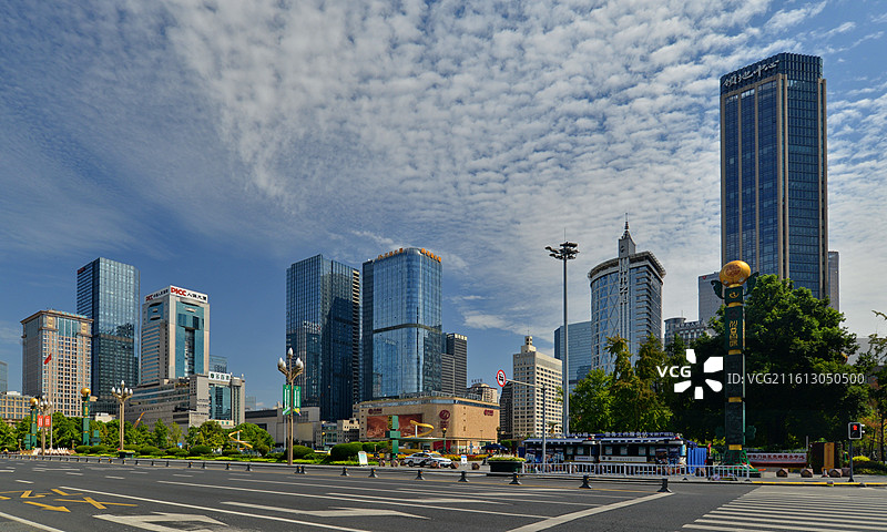 城市地标建筑与道路，四川成都市中心，空旷无人的天府广场及街道图片素材
