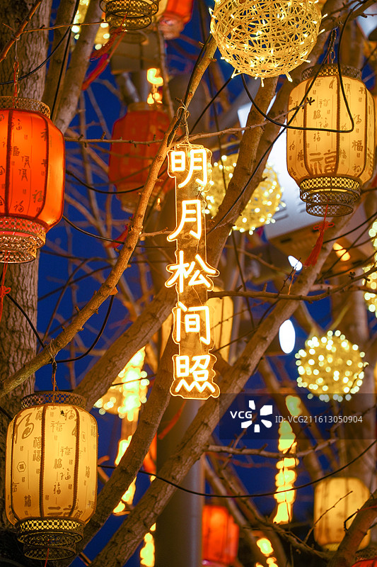 上海龙华寺新年灯笼夜景亮灯年味氛围图片素材