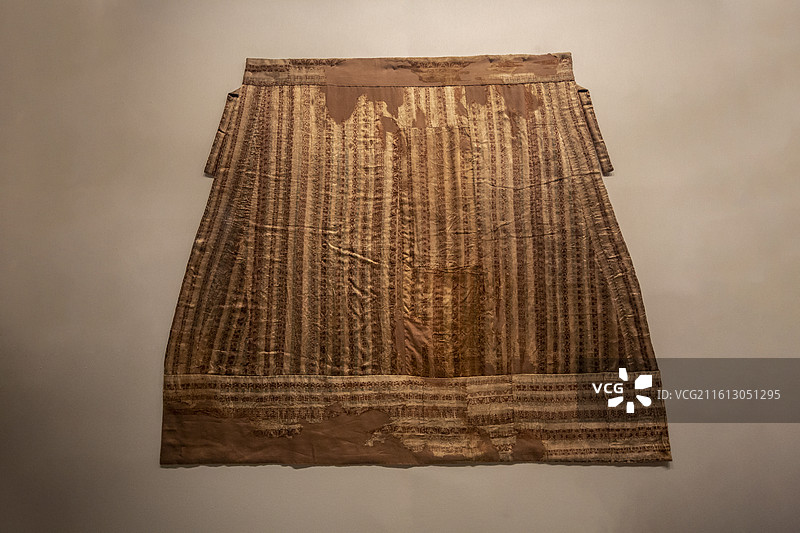 浙江杭州中国丝绸博物馆“中国丝绸与丝绸之路”展：花卉纹锦衣【北朝（386—581）】图片素材