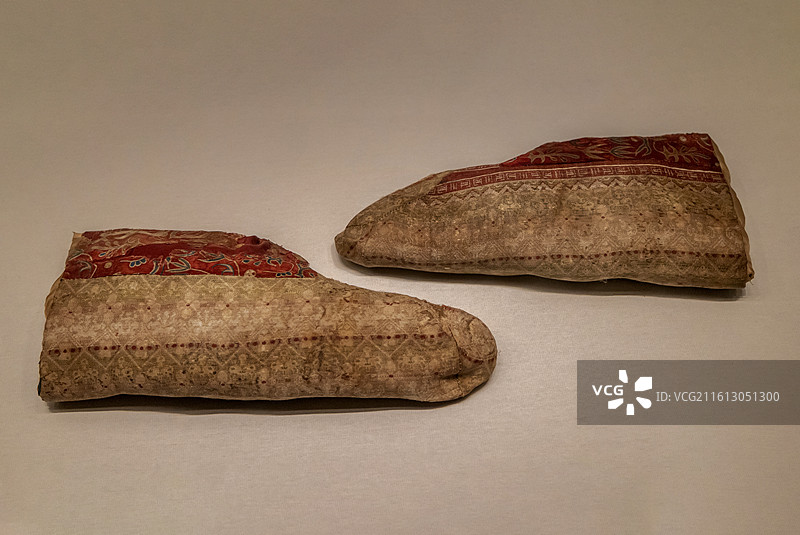 浙江杭州中国丝绸博物馆“中国丝绸与丝绸之路”展：刺绣蔓草纹锦袜（东汉晚期—晋）图片素材