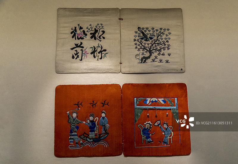 浙江杭州中国丝绸博物馆“中国丝绸与丝绸之路”展：枕顶（清末—民国初，19世纪末—20世纪初）图片素材