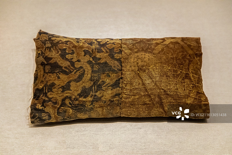 浙江杭州中国丝绸博物馆“中国丝绸与丝绸之路”展：“岁大孰常葆子孙熙兄弟茂盛”锦（东汉晚期—晋）图片素材