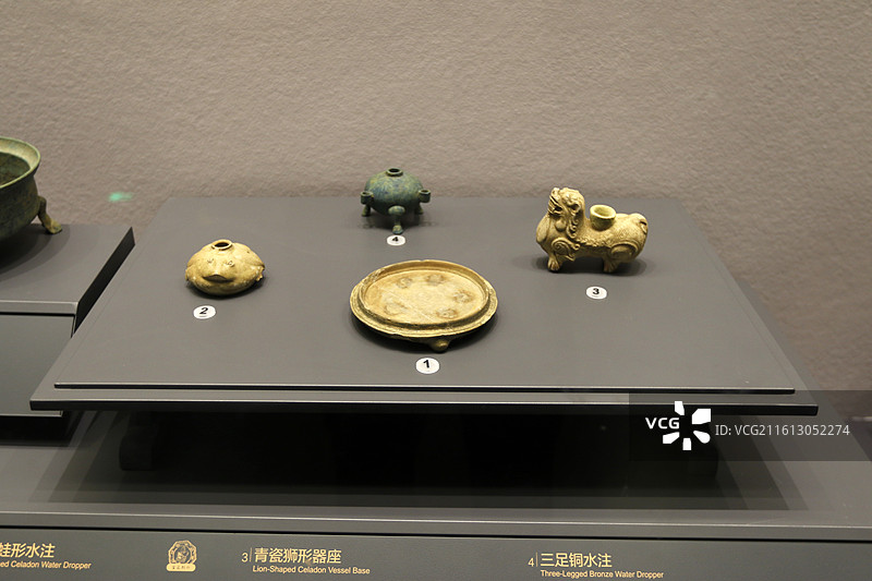 贵州省博物馆三足铜水注图片素材