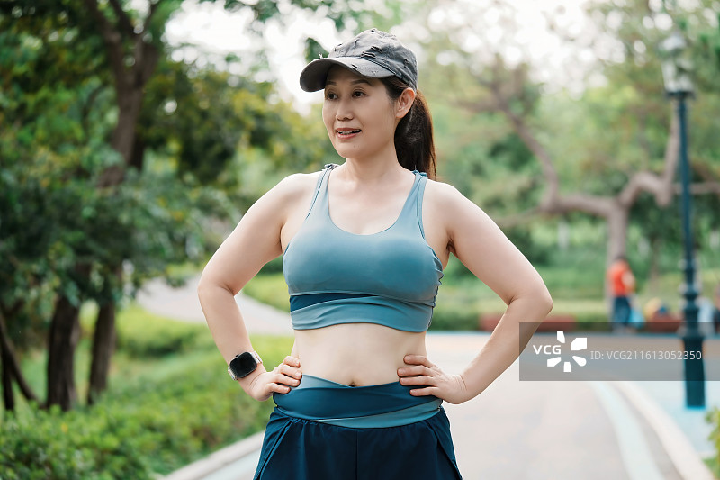 穿着运动内衣和短裤的女性在户外锻炼图片素材