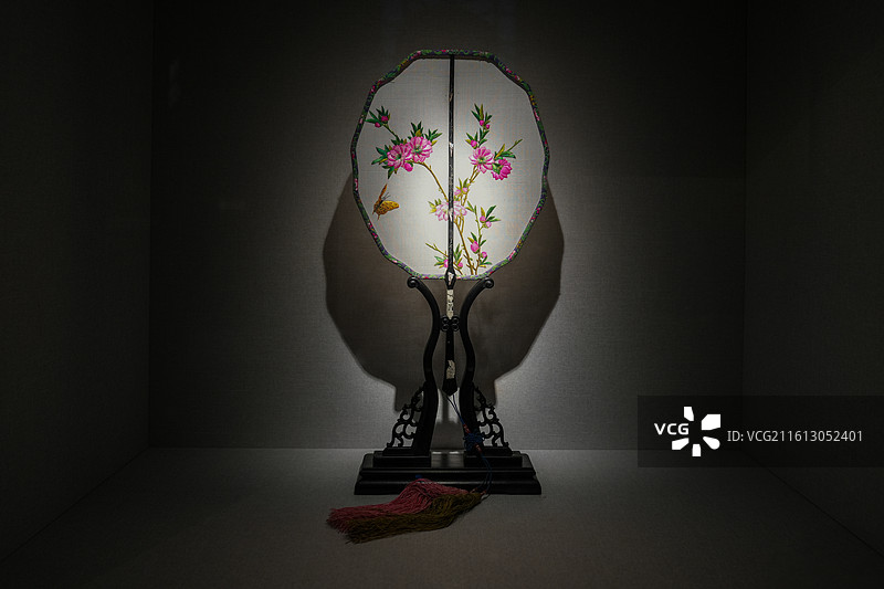 清代绸绣花蝶图纨扇——南京博物院藏品展陈图片素材
