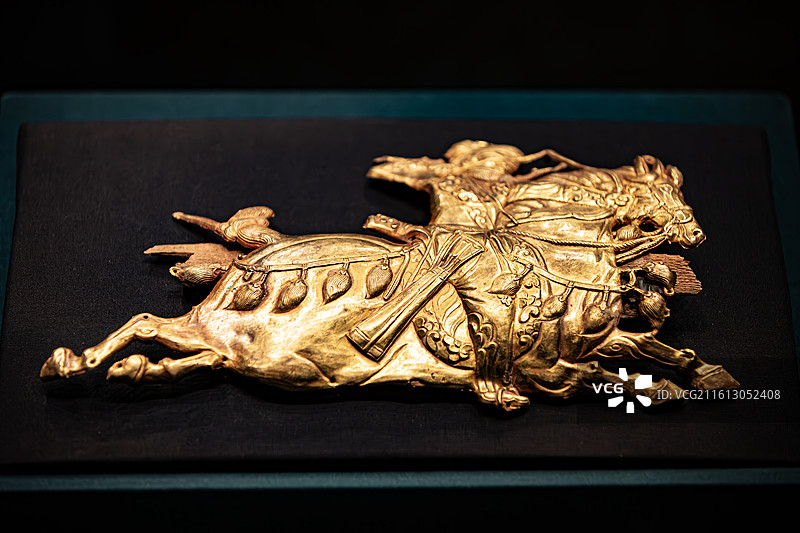 首都博物馆黄金缕特展香港故宫文化博物馆藏吐蕃骑射武士形饰牌图片素材