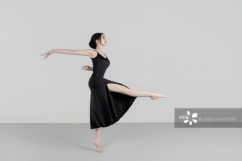 穿黑色长裙的漂亮女生在舞蹈室练习舞蹈图片素材