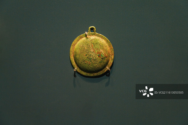 铜圆形挂饰（商），1986年四川广汉三星堆遗址二号坑出土图片素材