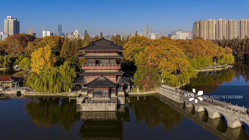 安徽省合肥市逍遥津公园逍遥湖金秋风光航拍图片素材