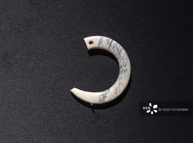 钩形玉饰件 红山文化 内蒙古翁牛特旗征集 翁牛特旗博物馆图片素材