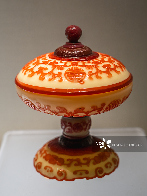 黄色地套红色玻璃团寿花卉纹盖豆（清乾隆）故宫博物院藏 珍宝馆图片素材
