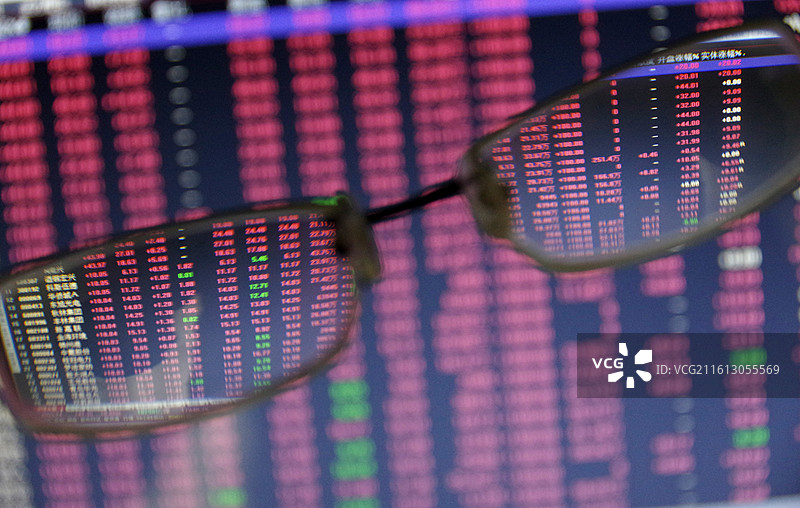 屏幕上的眼镜股市行情特写镜头图片素材