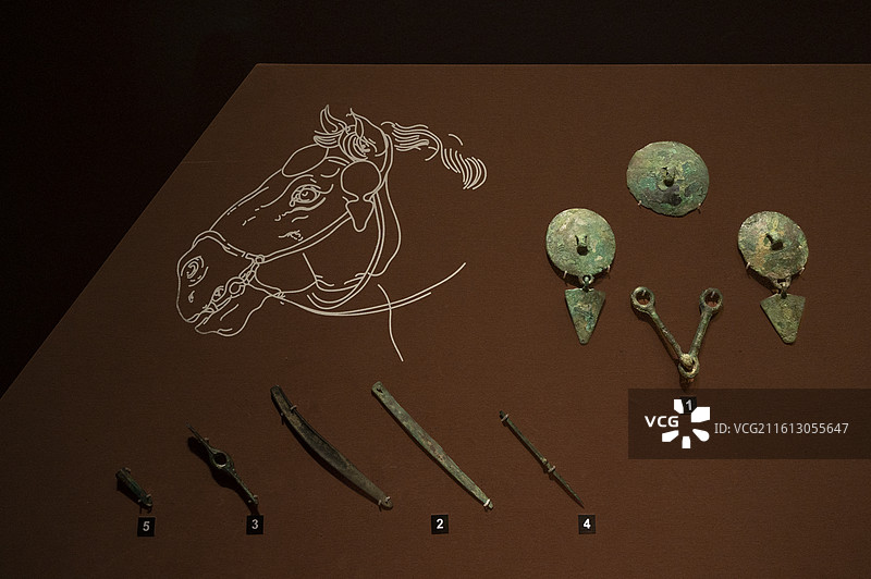 青铜马面饰，青铜刀，青铜鹤嘴斧，青铜锥，青铜凿，春秋战国，鄂尔多斯桃红巴拉墓地出土，内蒙古博物院藏图片素材