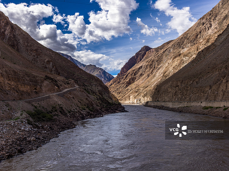 西藏昌都市八宿县318国道怒江大峡谷的绝美风光。画面中，湍急的怒江奔腾而过，两侧是陡峭险峻的山壁。图片素材