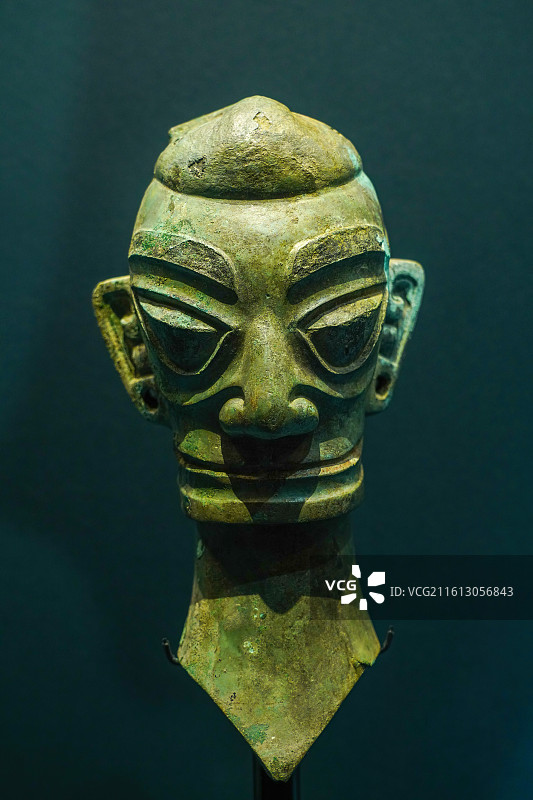 中国商代青铜笄发人头像，四川广汉三星堆遗址出土图片素材
