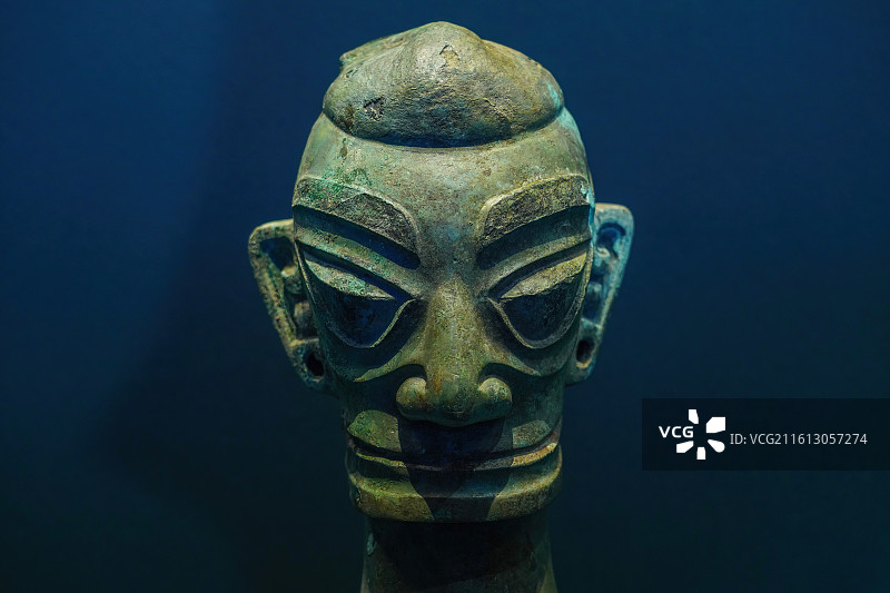 中国商代青铜笄发人头像，四川广汉三星堆遗址出土图片素材