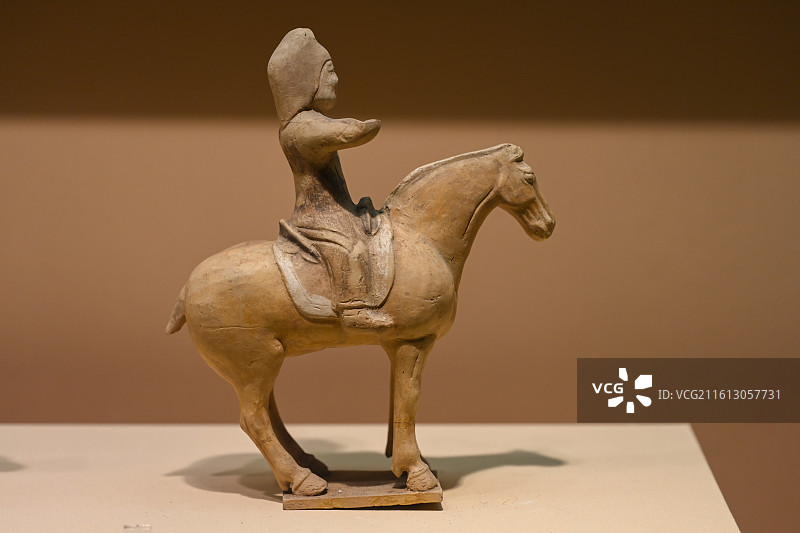 唐代画彩陶骑马官吏俑（南京博物院藏）图片素材