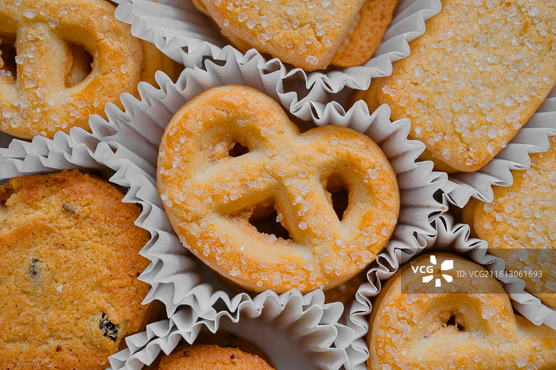 纸托中的黄油曲奇饼干特写图片素材