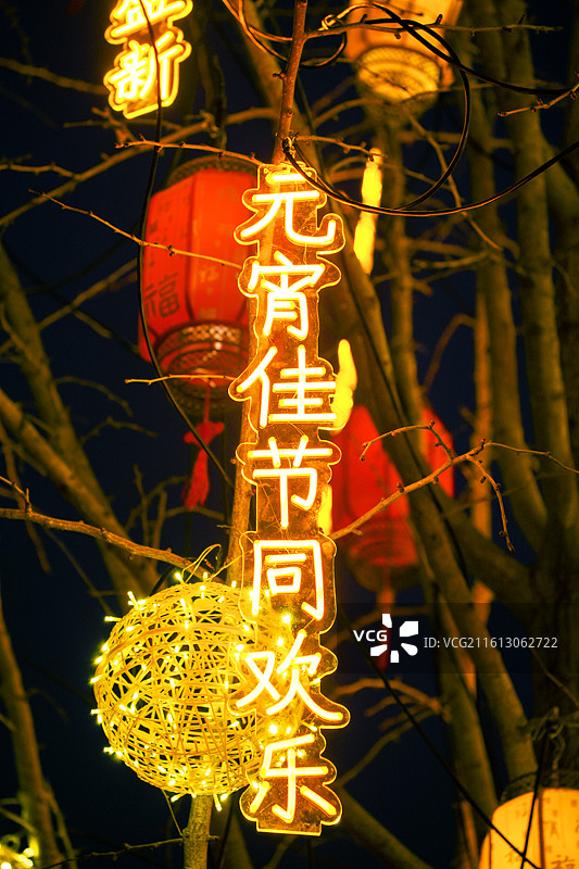 上海龙华寺新年灯笼夜景亮灯年味氛围图片素材