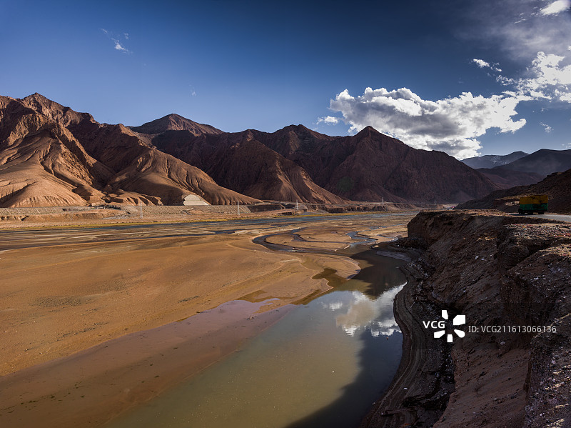 青海省玉树藏族自治州治多县G219国道旁。画面中，澄澈如镜的湖泊静静依偎在广袤大地。图片素材