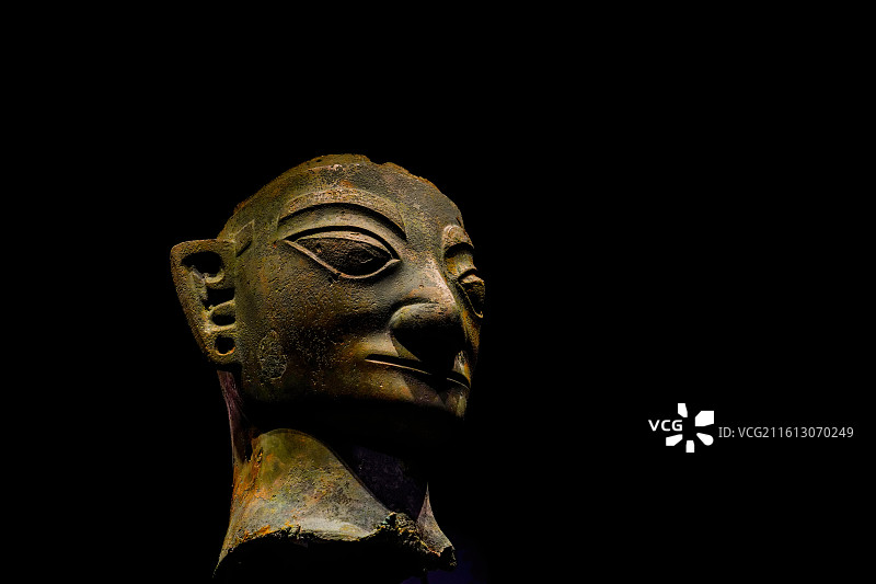 铜人头像（商），1986年四川成都三星堆遗址一号坑出土图片素材