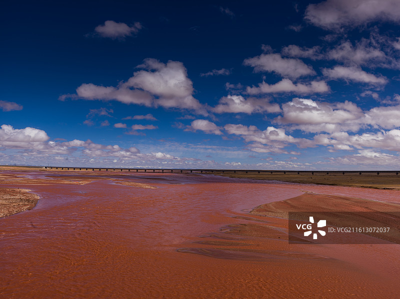青海省海西蒙古族藏族自治州格尔木109国道沿线。广袤大地上河流呈现出独特棕红色，与周边地貌相互映衬。图片素材