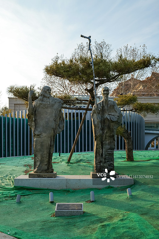 雕塑《超越时空的对话-达·芬奇与齐白石》 中国美术馆藏图片素材