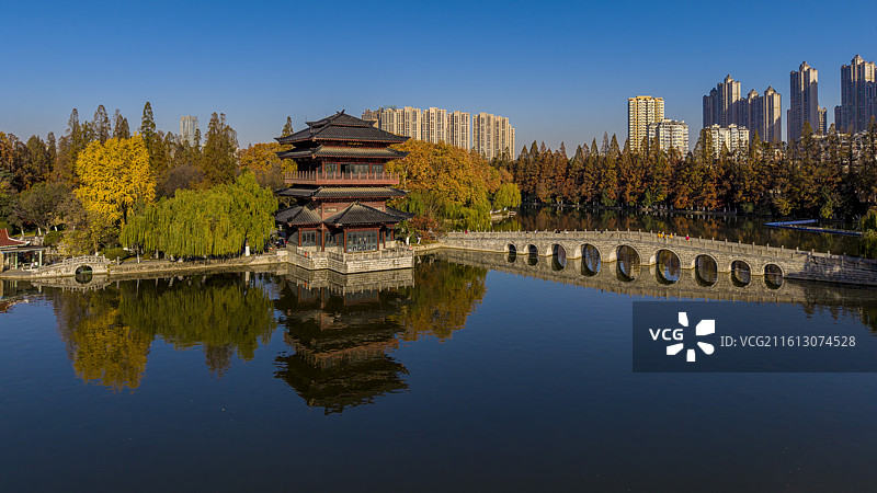 安徽省合肥市逍遥津公园逍遥湖金秋风光航拍图片素材