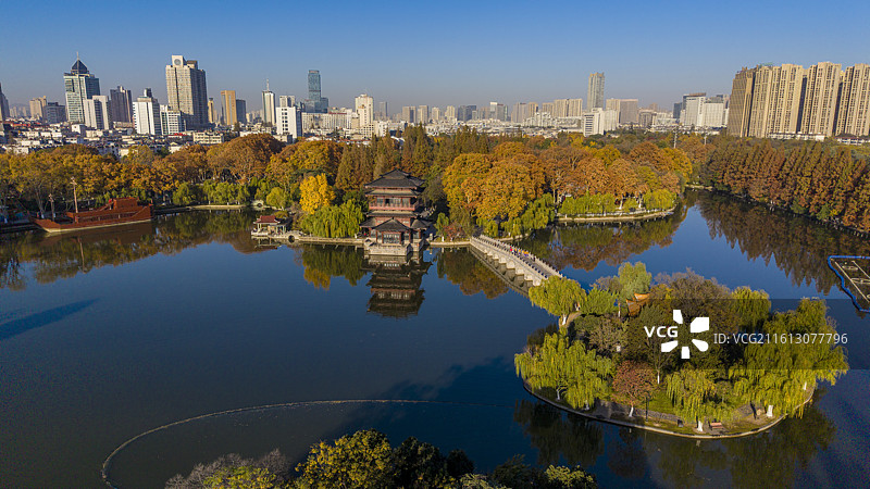 安徽省合肥市逍遥津公园逍遥湖金秋风光航拍图片素材
