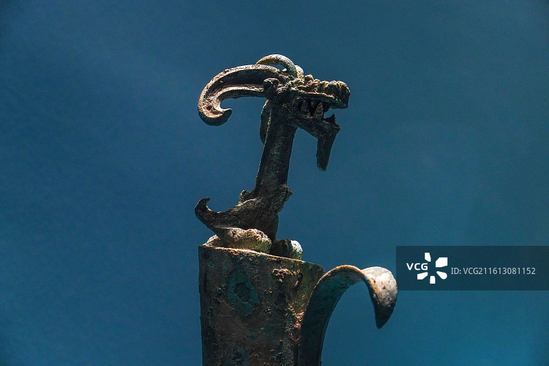 铜爬龙柱形器（商），1986年四川广汉三星堆遗址一号坑出土图片素材