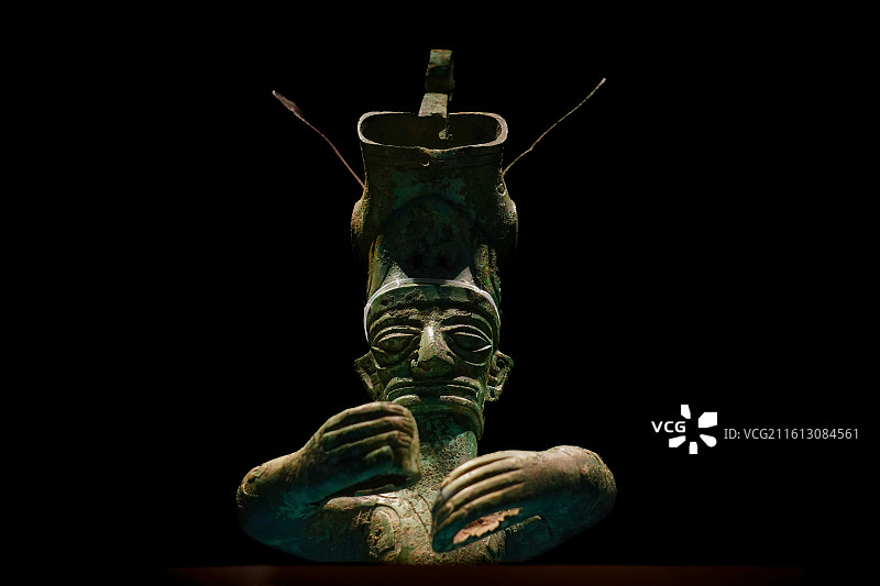 铜兽首冠人像（商），1986年四川广汉三星堆遗址二号坑出土图片素材