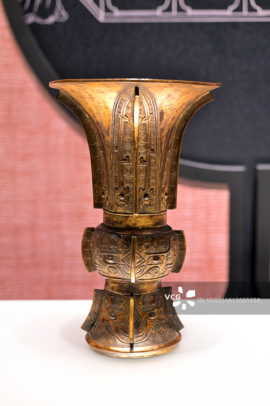胡文明制鎏金铜觚，明万历，圣路易斯艺术博物馆藏，融古烁新，宋元明清铜器的复古与创新，上海博物馆东馆展图片素材